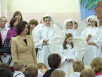 P. Zakowicz wita go�ci, a w tle ch�ry anielskie, czyli nasz szkolny 